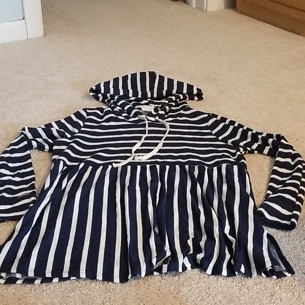 lightweight hooded top